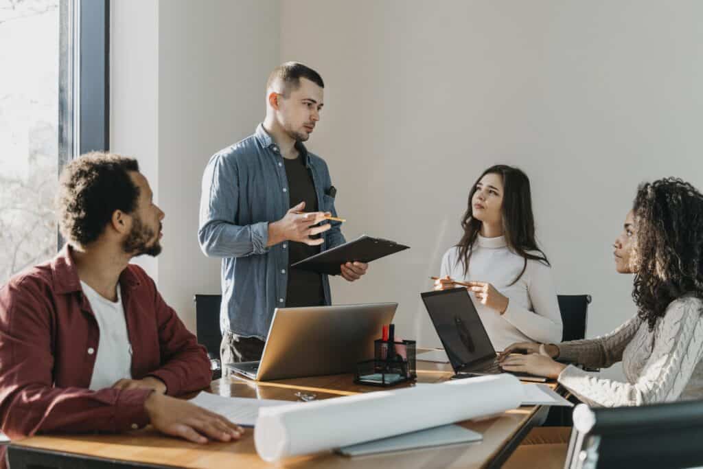 reuniao de negocios em ingles